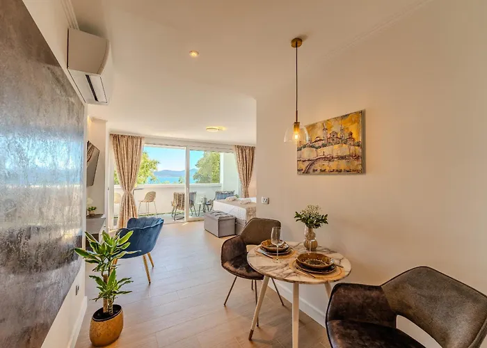 Deluxe Diadora With Sea View *